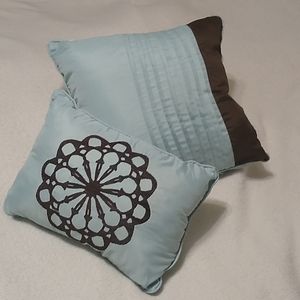 2 Decorative Pillows